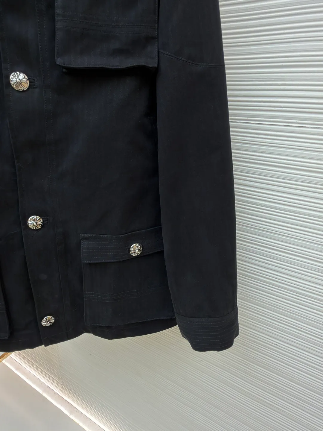 Chrome Hearts M65 work jacket ●Item number: 1682245-D90 ●Fabric: cotton fabric ●Technology: herringbone brushed production ●Color: black ●Version: loose fit ●Weight: about 1300 grams ●Size: S-M-L ●Description: Purchased from the original national specialty brand No. 51800. The custom-woven fabric is made of herringbone brushed 320g cotton material. It is matched with garment dyeing + dirty washing + distressing process. (minimum quantity 2000 meters). Customized jacquard lining. Add soft water washing. Customized 8# placket double-ended zipper. Customized 8# waist pocket zipper. Customized 5# Inner pocket zipper. Customized 20mm I-shaped buckle. Customized 25mm I-shaped buckle. Customized 15mm four-in-one buckle. Customized placket four-in-one concealed button. Customized genuine leather trademark. Size. Produced by a large factory, it is very test of workmanship. Full of street feel. Compare workmanship details to counters. Instant sale of the market version. The overall wiring is straight and delicate, the fabric is comfortable and soft, and the color is consistent without color difference. It can be matched with the same style to create a fashionable look and control various occasions. Customized accessories, complete with three standards, same style for men and women!